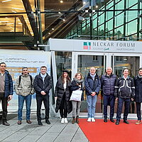 Gruppenfoto der französischen Gäste des Pole SCS vor dem Eingang des Neckar Forum Esslingen.