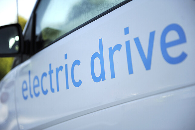 Schriftzug "electric drive" auf einem E-Auto 