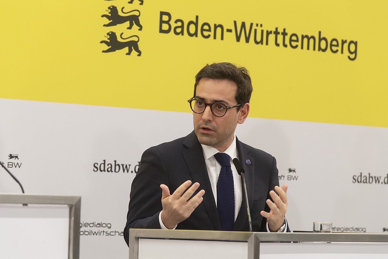 EU-Vizepräsident Stéphane Séjourné bei der Pressekonferenz des Strategiedialog Automobilwirtschaft BW vor einer gelben Wand.