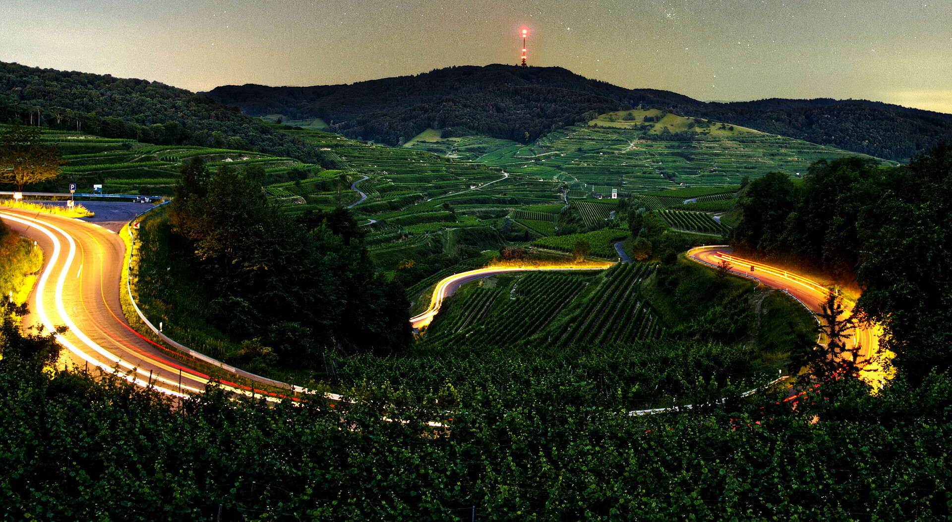 Texaspass am Kaiserstuhl mit Milchstraße im Hintergrund.