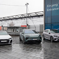 Außenaufnahme von drei Autos vor der Messehalle Stuttgart-West.