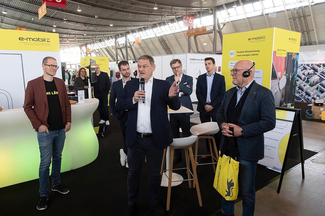 Franz Loogen, e-mobil BW, bei der Eröffnung der i-Mobility 2026 am Messestand.