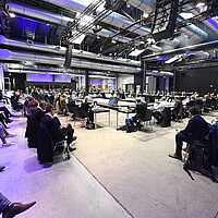 Veranstaltungsteilnehmer: innen, darunter Vertreter:innen der Landesregierung, der  Unternehmensleitungen, der Wissenschaft, der Arbeitnehmervertretungen und der Zivilgesellschaft, auf der SDA-Jahresveranstaltung.