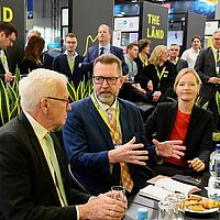 Der Ministerpräsident Winfried Kretschmann im Gespräch mit einem Vertreter einer finnischen Delegation. 