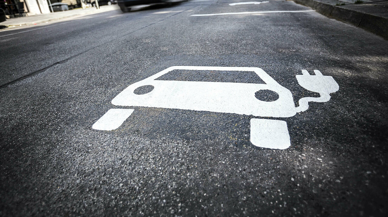 Symbol für Elektrotankstelle für Elektroautos auf der Straße