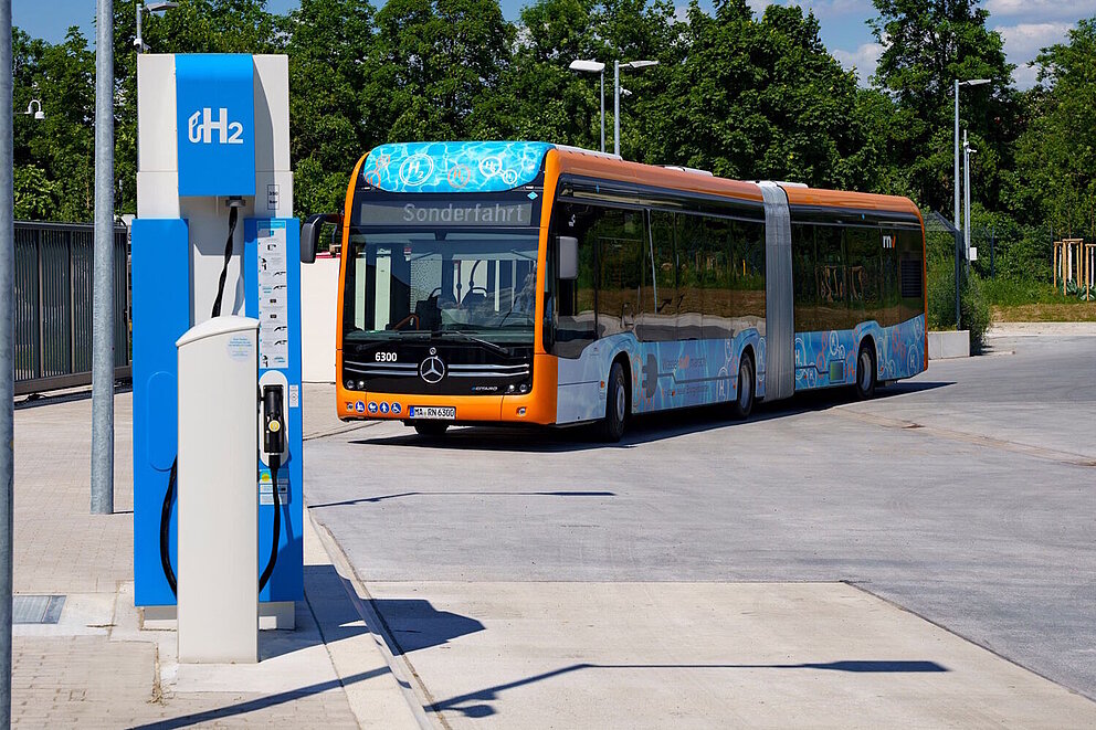 Ein Gelenkbus mit Brennstoffzellenantrieb fährt an eine Wasserstofftankstelle in Heidelberg.