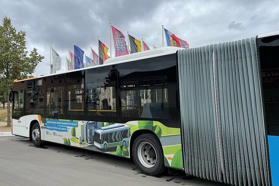 Ein Linienbus auf der Bundesgartenschau Mannheim ist mit einem 3D-Rendering zu den Wasserstoffprojekten H2Rivers und H2Rhein-Neckar gebrandet.