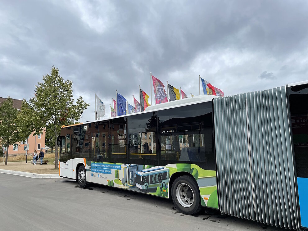 Ein Linienbus auf der Bundesgartenschau Mannheim ist mit einem 3D-Rendering zu den Wasserstoffprojekten H2Rivers und H2Rhein-Neckar gebrandet.