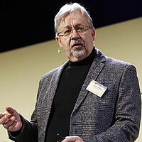 Portrait von Juha Ala-Mursula, BusinessOulu und Board member of Nordic Option Oy, bei seinem Vortrag auf dem Zulieferertag Automobilwirtschaft BW 2022
