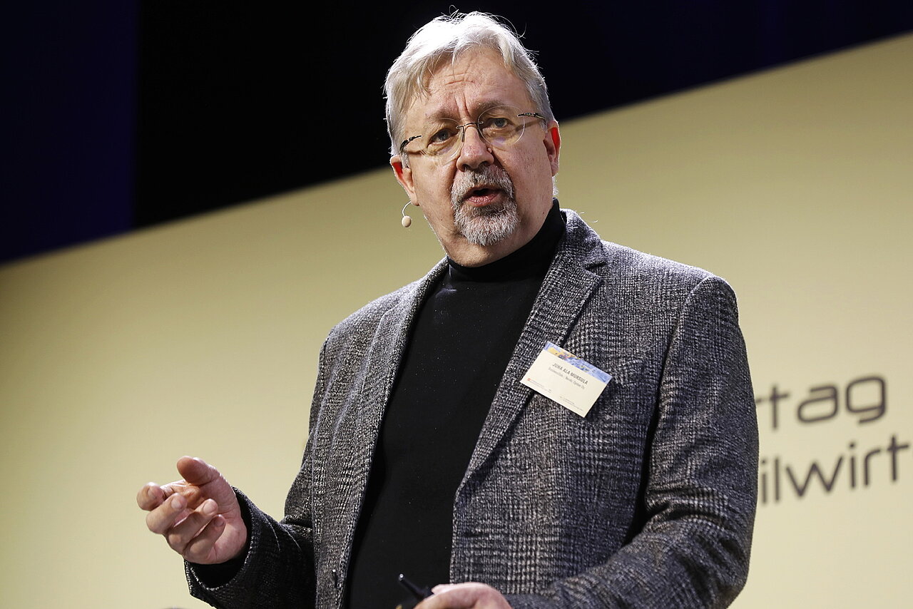Portrait von Juha Ala-Mursula, BusinessOulu und Board member of Nordic Option Oy, bei seinem Vortrag auf dem Zulieferertag Automobilwirtschaft BW 2022