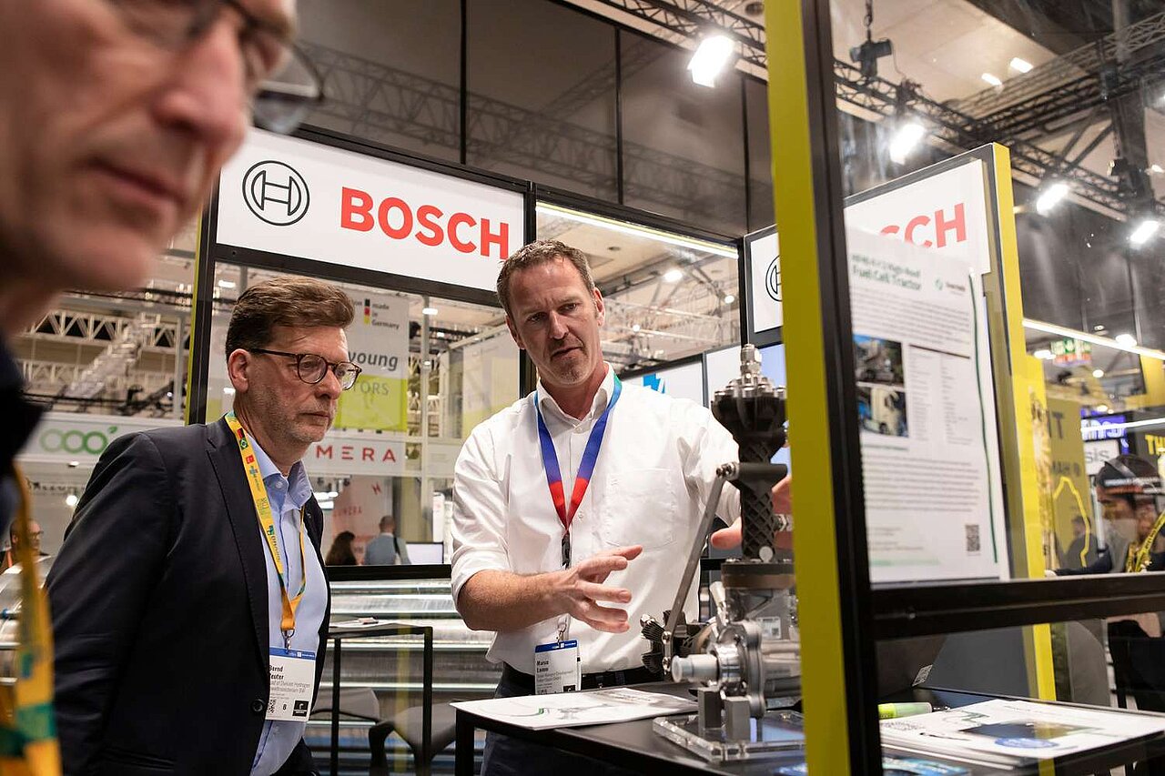 Zwei Männer unterhalten sich über ein Industriegerät.