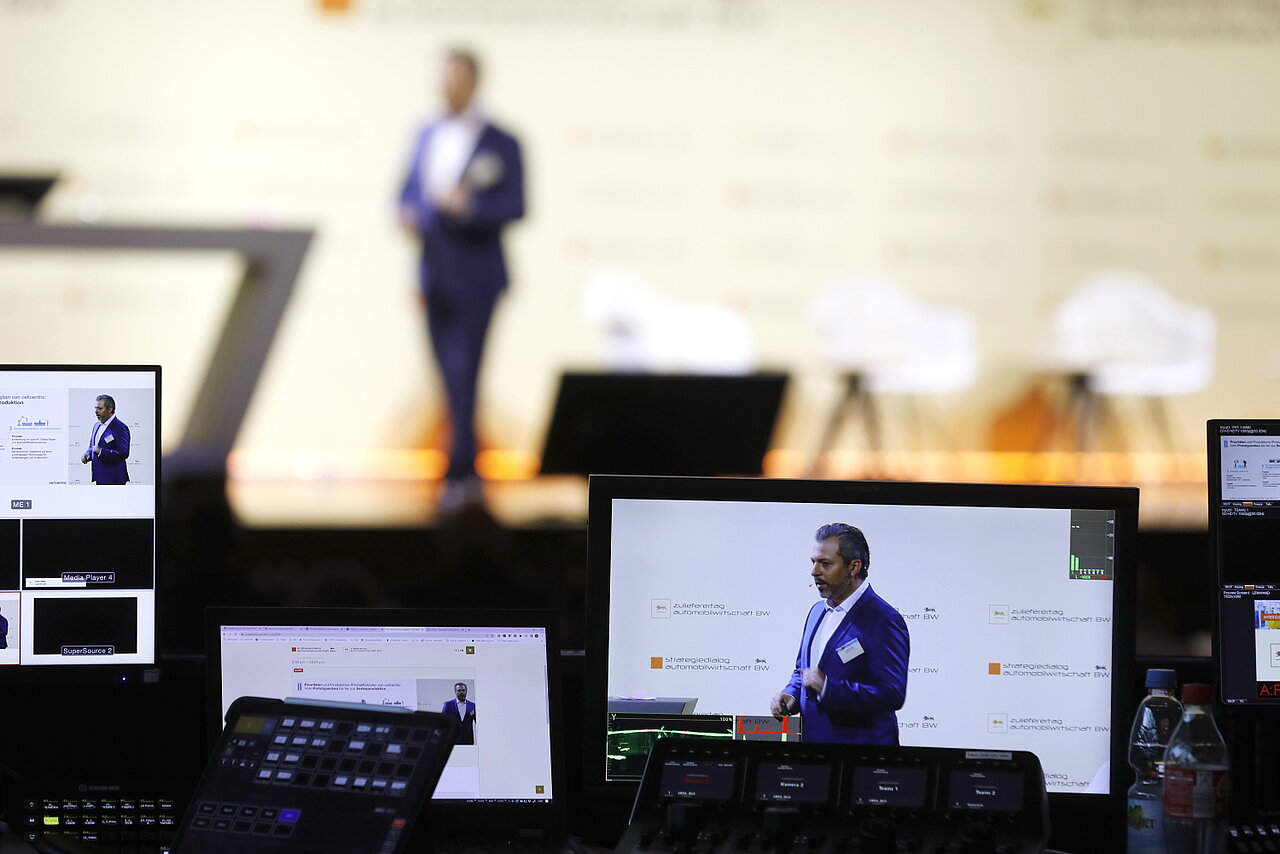 Es spricht Markus Siegel (cellcentric GmbH & Co. KG) auf dem Zulieferertag Automobilwirtschaft BW 2022, im Vordergrund ist das Equipment für den Livestream zu sehen. 