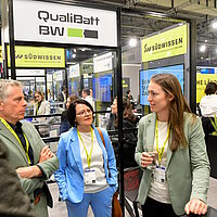 Saskia Schüttke von e-mobil BW (rechts im Bild) erklärt Besuchern das Projekt "QualiBatt BW".