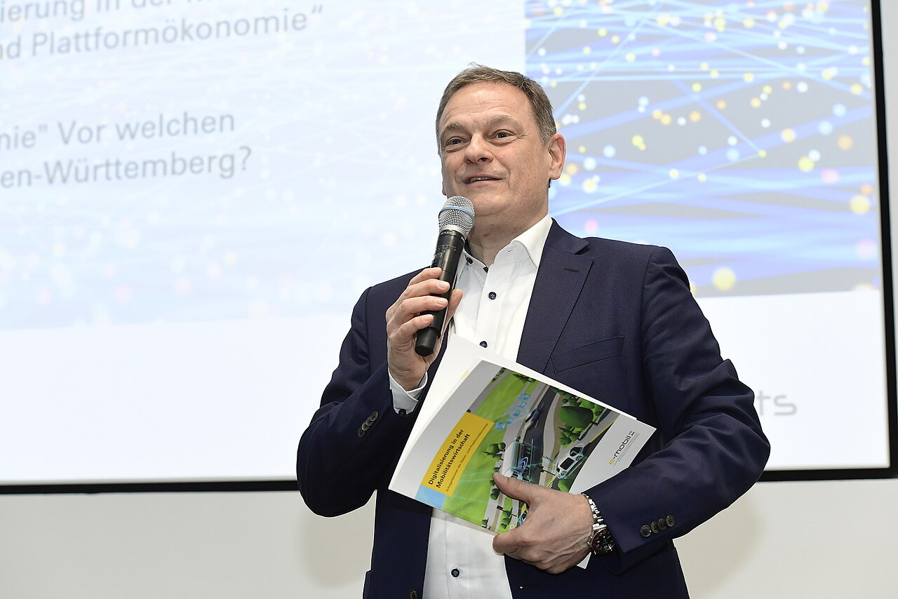 Franz Loogen, e-mobil BW, hält die neue Studie "Digitalisierung in der Mobilitätswirtschaft" in den Händen. 