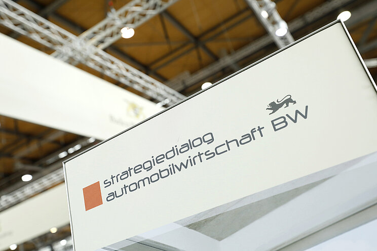 Logo des Strategiedialog Automobilwirtschaft BW auf einer Messewand