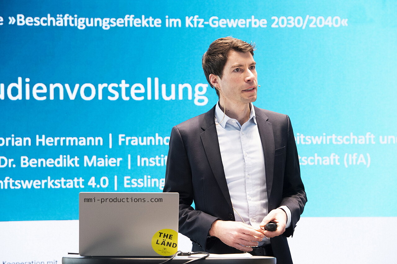 Dr. Florian Herrmann, Fraunhofer-Institut für Arbeitswirtschaft und Organisation IAO, bei der Studienvorstellung Beschäftigungseffekte im Kfz-Gewerbe 2030/2040
