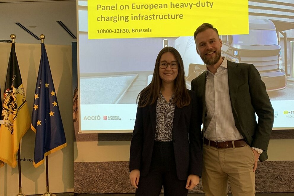 Felicitas Behr und Walter Holderried auf dem Panel "Europäische Ladeinfrastruktur für batterieelektrische schwere Nutzfahrzeuge"