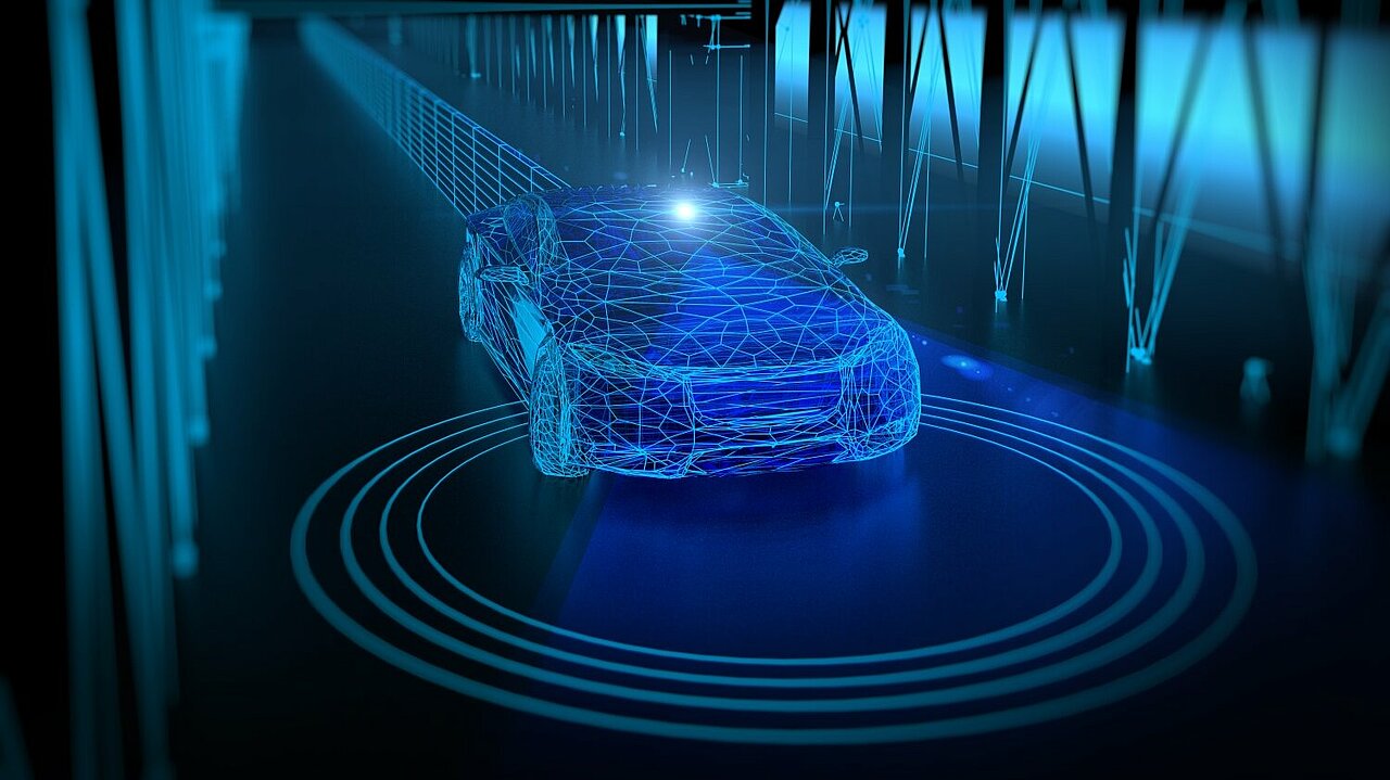 Das Hologramm eines Autos fährt durch einen dunklen, blauen Korridor. Davor und dahinter befinden sich Linien, die auf autonomes Fahren hindeuten.