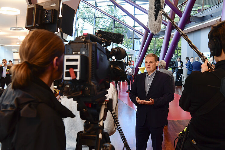 Eine Filmcrew interviewt eine Person.