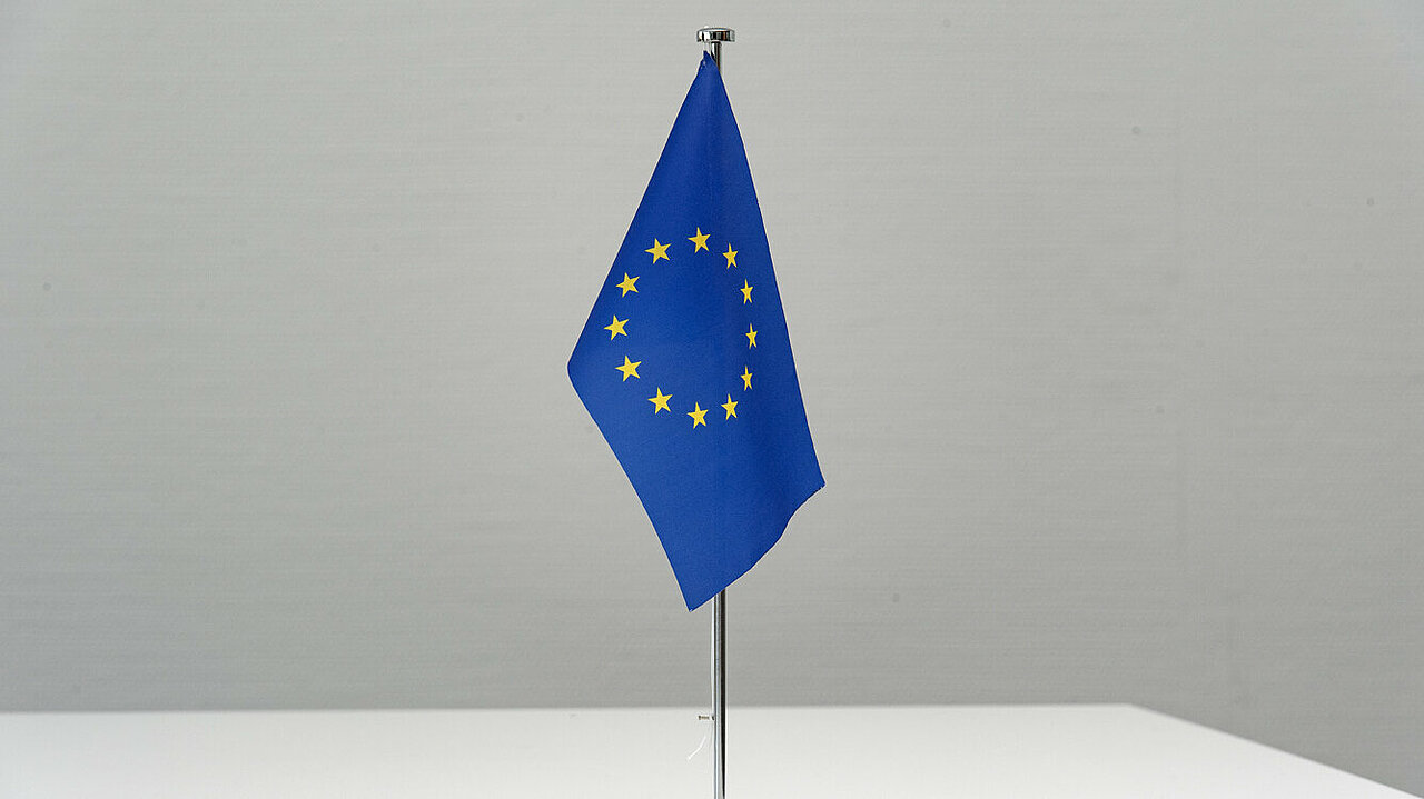Aufnahme einer EU-Flagge.