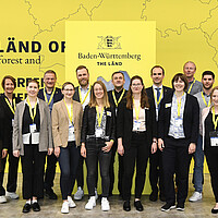 Ein Gruppenfoto mit Baden-Württemberg International (BW_i), der Wirtschaftsförderung Region Stuttgart und e-mobil BW auf der Hannover Messe 2022.