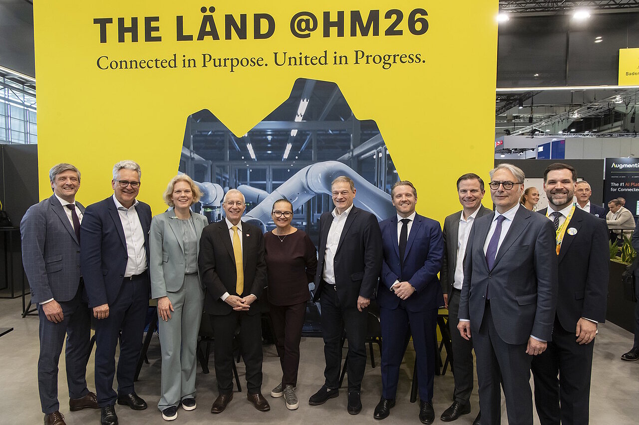 Gruppenbild von 10 Personen in einem Halbkreis auf der Hannover Messe 