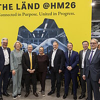 Gruppenbild von 10 Personen in einem Halbkreis auf der Hannover Messe 
