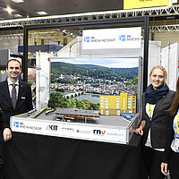 Cara Schwark und Dr. Manuel Schaloske (links) auf dem Stand der Projekte H2Rivers und H2Rhein-Neckar.