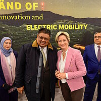 Wirtschaftsministerin Dr. Nicole Hoffmeister-Kraut (2.v.r.) mit der Delegation aus Malaysia.