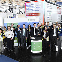 Gruppenfoto vom Rundgang Cluster Brennstoffzelle BW über den Baden-Württemberg Pavillon.