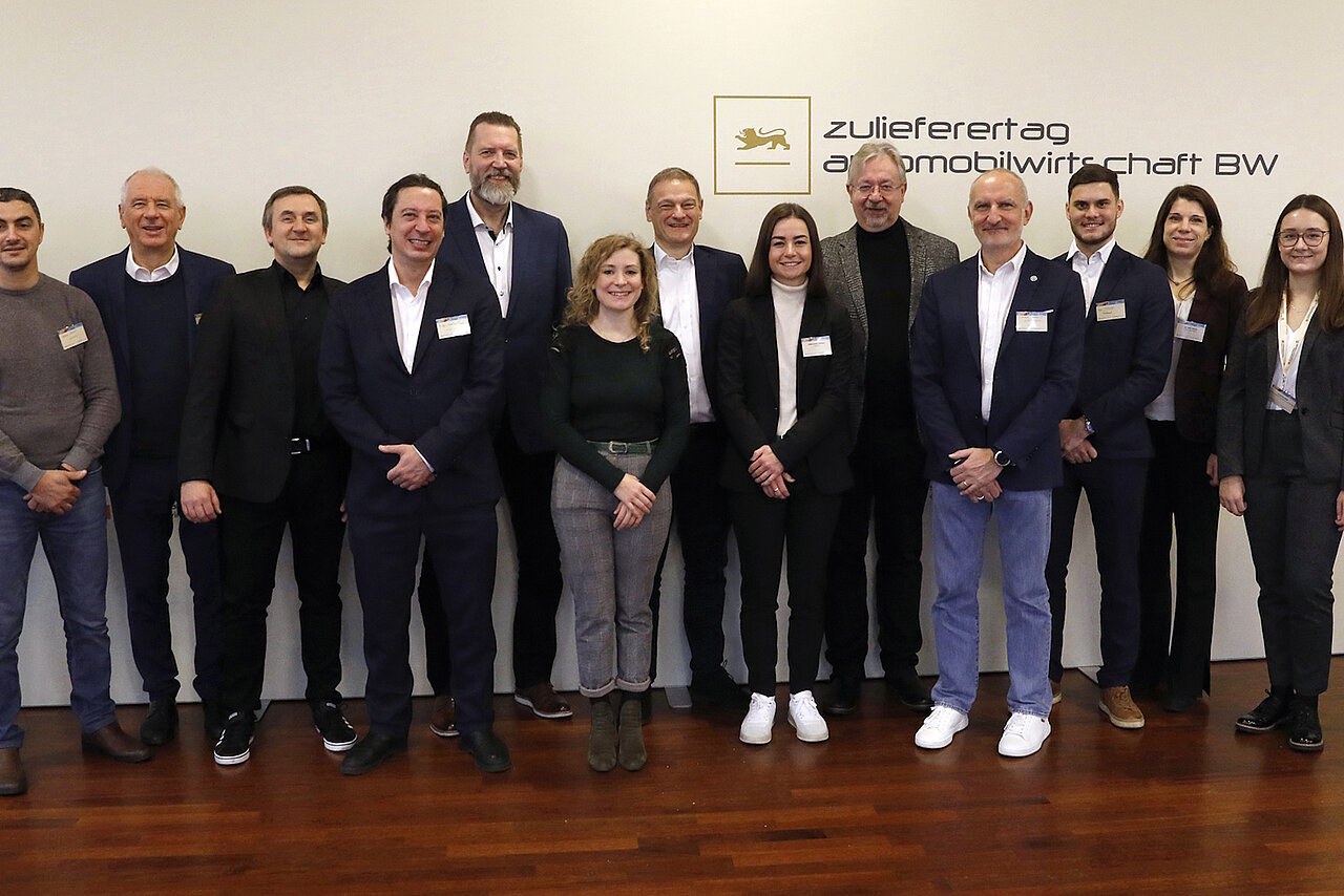 Ein großes Gruppenfoto auf dem Zulieferertag Automobilwirtschaft BW 2022 mit den Gästen aus Schweden, Finnland und Frankreich.