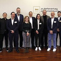 Ein großes Gruppenfoto auf dem Zulieferertag Automobilwirtschaft BW 2022 mit den Gästen aus Schweden, Finnland und Frankreich.
