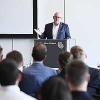 Der baden-württembergische Verkehrsminister Winfried Hermann spricht vor Publikum.