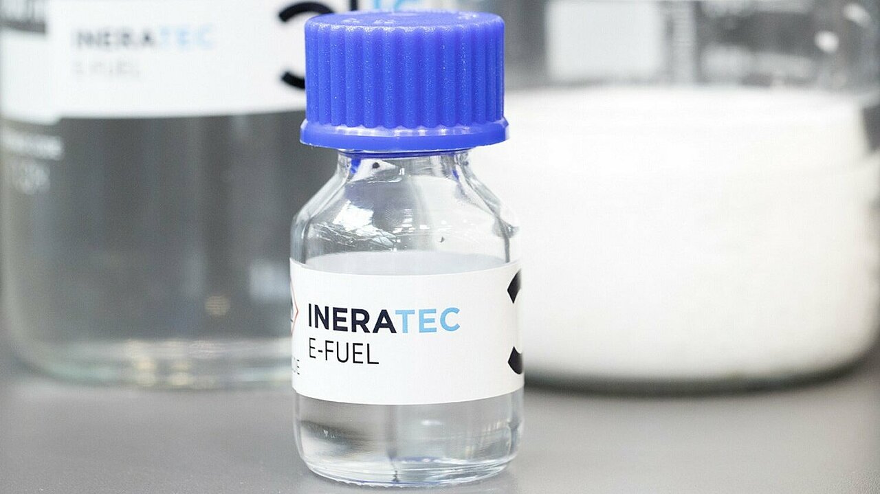 Eine Exponat-Flasche mit e-fuels der Firma Ineratec.