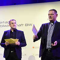 Franz Loogen (rechts) und Dr. Wolfgang Fischer (links) eröffnen den Zulieferertag Automobilwirtschaft BW 2023.