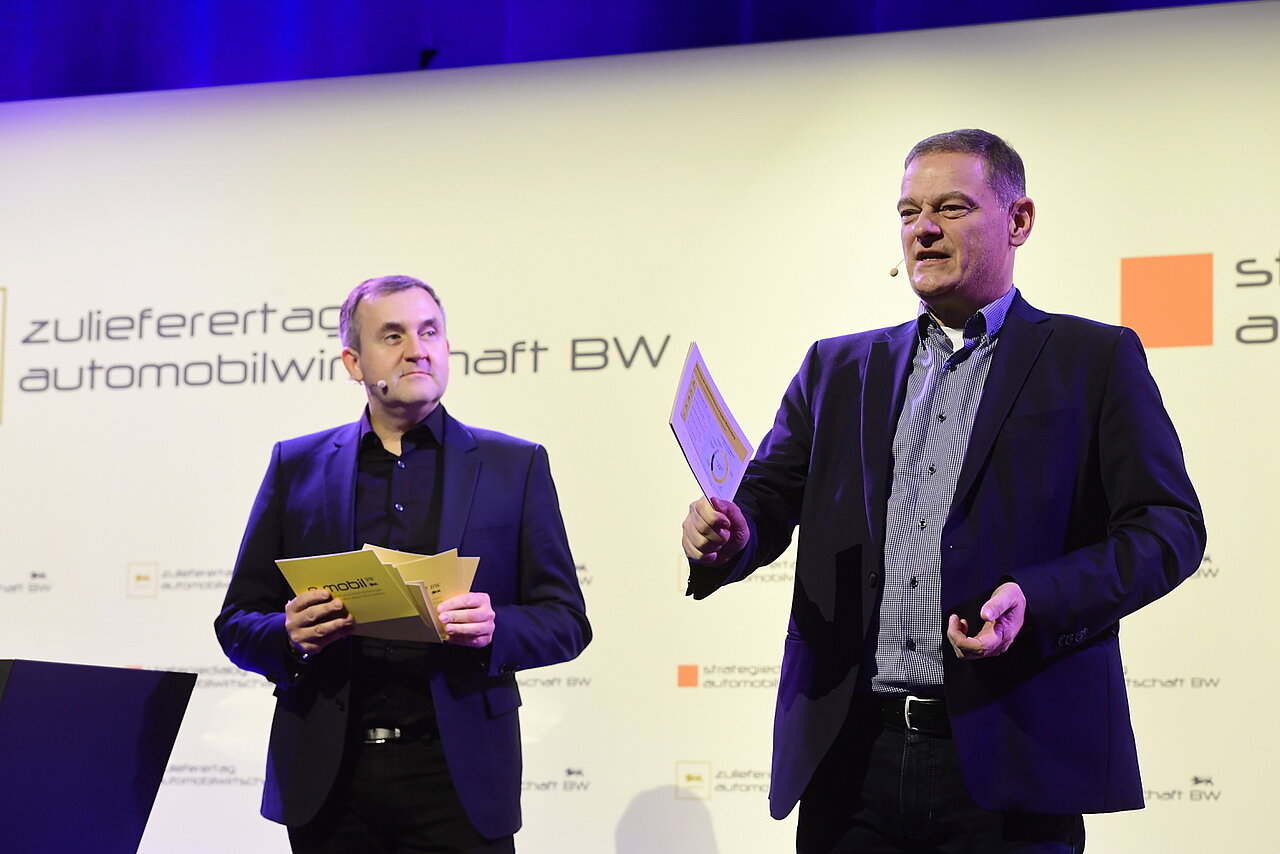 Franz Loogen (rechts) und Dr. Wolfgang Fischer (links) eröffnen den Zulieferertag Automobilwirtschaft BW 2023.