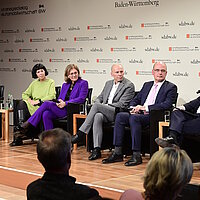 Blick auf die Podiumsdiskussion auf dem Strategiedialog Automobilwirtschaft BW 