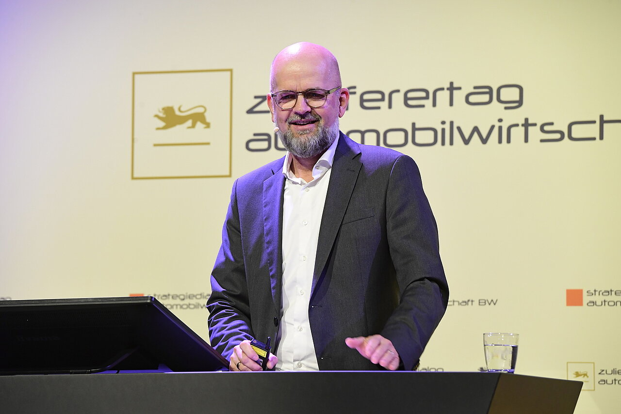 Andreas Rade auf der Bühne des Zulieferertags Automobilwirtschaft BW 2023. 
