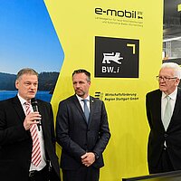 Geschäftsführer Franz Loogen von e-mobil BW und Dr. Christian Herzog von bw_i mit Ministerpräsident Winfried Kretschmann.
