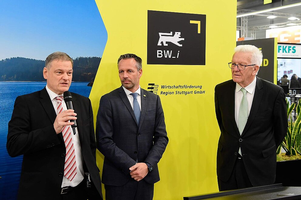 Geschäftsführer Franz Loogen von e-mobil BW und Dr. Christian Herzog von bw_i mit Ministerpräsident Winfried Kretschmann.
