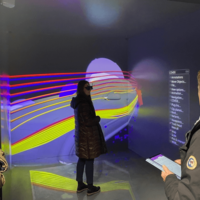 A person tries the virtual reality and augmented reality at the Höchstleistungsrechenzentrum Stuttgart.