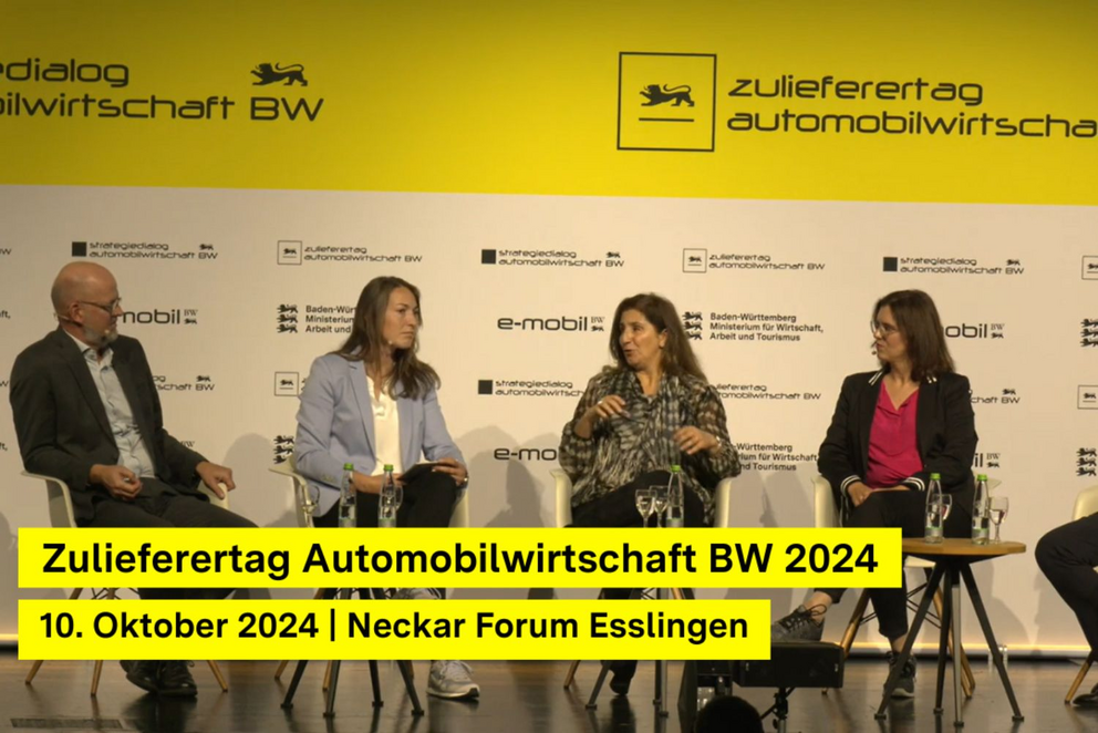 5 Personen sitzen auf einem Podium beim Zulieferertag Automobilwirtschaft und diskutieren