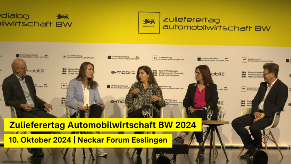 5 Personen sitzen auf einem Podium beim Zulieferertag Automobilwirtschaft und diskutieren