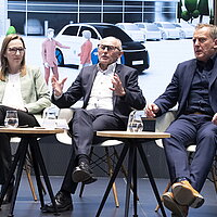 Katja Gicklhorn (e-mobil BW GmbH), Michael Ziegler (Verband des Kraftfahrzeuggewerbes Baden-Württemberg e.V.) und Roman Zitzelsberger (IG Metall Baden-Württemberg) diskutieren über die Bedeutung der Transformation für das Kfz-Gewerbes