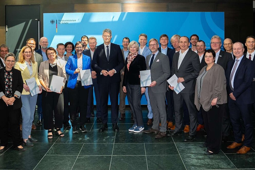 Ein Gruppenbild der Übergabe des Arbeitspapieres der EKMI an den Bundesverkehrsminister Patrick Schnieder.