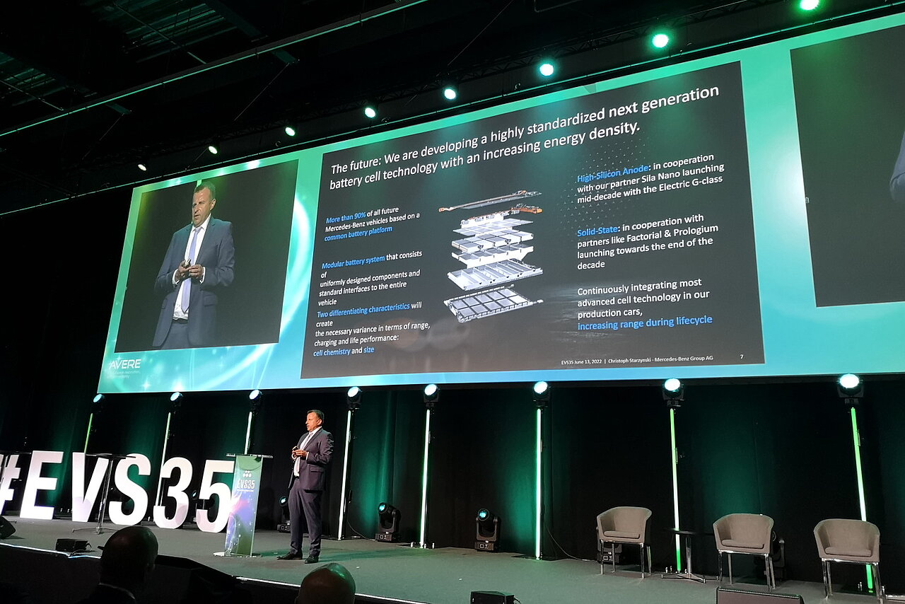 Mercedes Benz employee is holing a presentation at the EVS35 mainstage. 