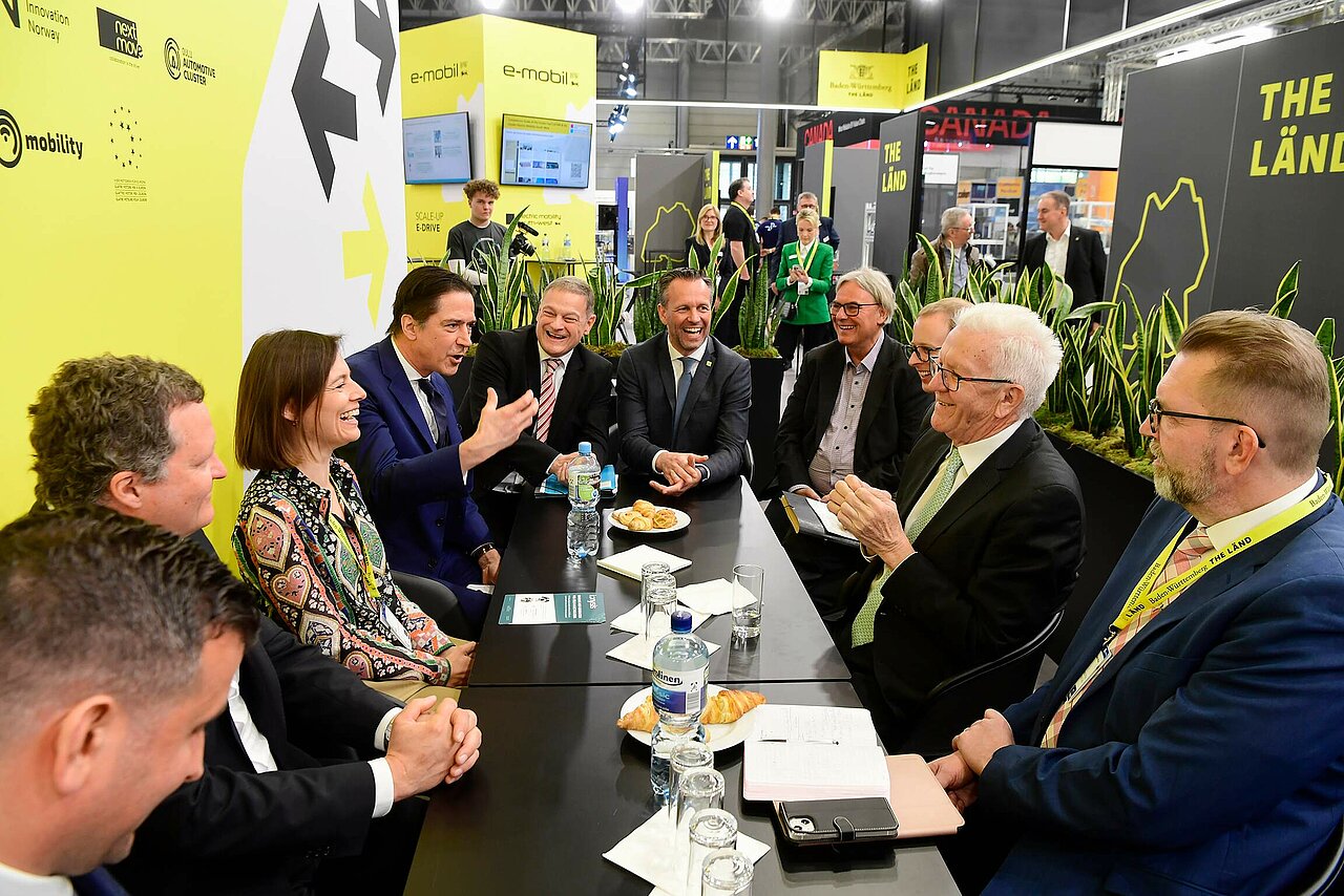 Kai Sauer (Finnischer Botschafter) im Gespräch mit Ministerpräsident Winfried Kretschmann.