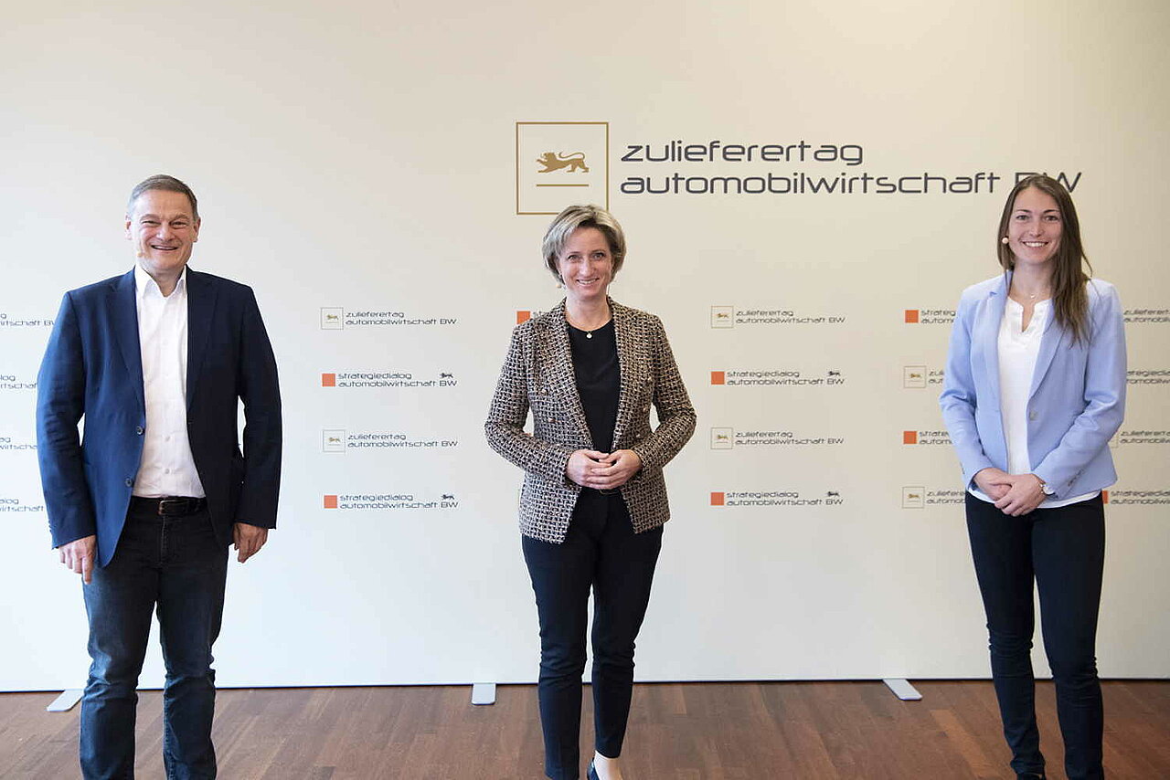 Von links nach rechts: Franz Loogen, Geschäftsführer der e-mobil BW, Dr. Nicole Hoffmeister-Kraut, Ministerin für Wirtschaft, Arbeit und Tourismus Baden-Württemberg, sowie Saskia Schüttke, e-mobil BW, eröffnen den Zuliefertag Automobilwirtschaft BW 2021. 