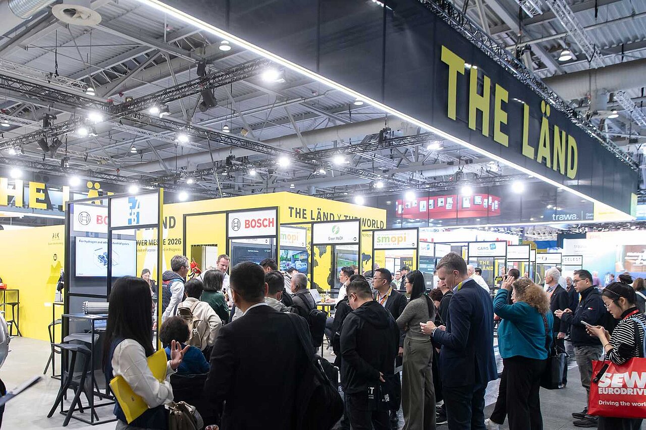 Viele Menschen besuchen den baden-württembergischen Gemeinschaftsstand auf der Hannover Messe 2026.