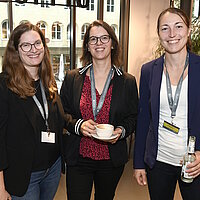 Ein Gruppenfoto mit drei Mitarbeiterinnen der Landesagentur e-mobil BW.